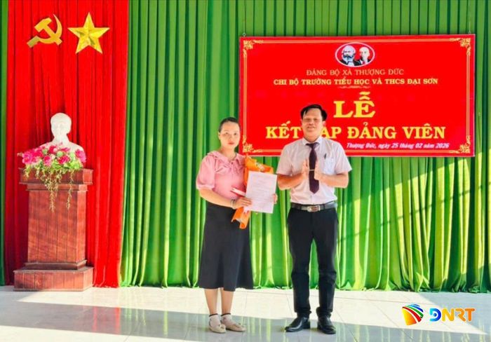 Trao quyết định kết nạp Đảng cho giáo viên Nguyễn Vi La, Trường Tiểu học & THCS Đại Sơn. Ảnh: KHẢI KHIÊM