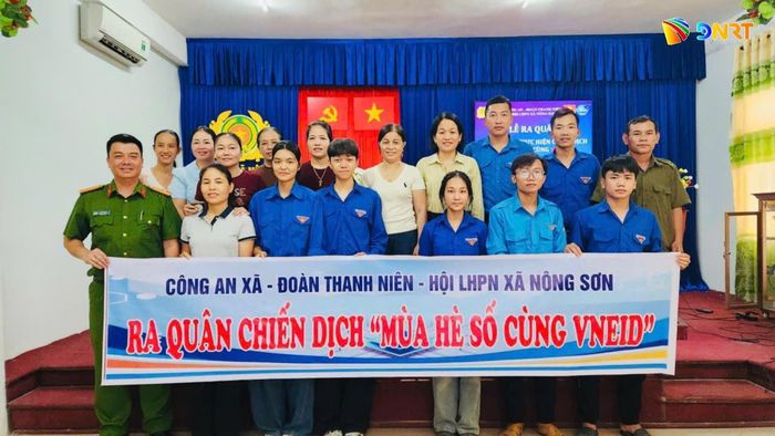 Xã Nông Sơn thành lập 13 tổ công tác hỗ trợ trực tiếp người dân sử dụng các tiện ích số trong đời sống hằng ngày. Ảnh: Thu Phương