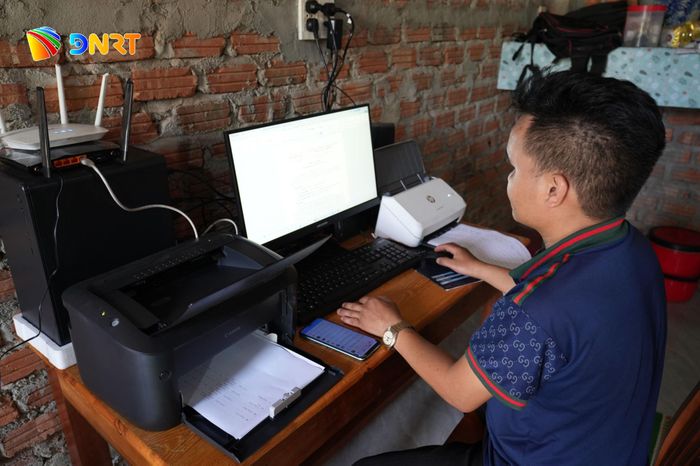 Nhờ đầu tư đồng bộ, anh Zơrâm Mạp, Bí thư Chi bộ thôn Apát, xã Avương đã sử dụng thành thạo thiết bị công nghệ thông tin phục vụ công việc tại thôn. Ảnh: HIỀN THÚY