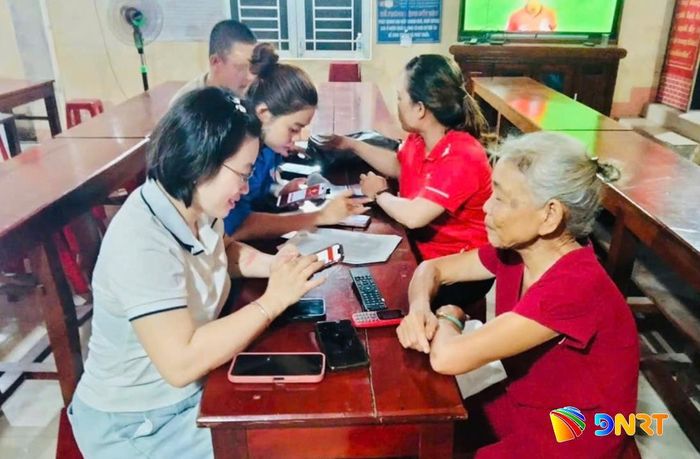 Người dân thôn Trung An được hướng dẫn người dân sử dụng VNeID và các tiện ích số trong Chiến dịch “Mùa hè số cùng VNeID”. Ảnh: Thu Phương