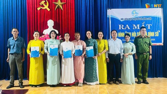 Với Mô hình "Chi hội số - Gia đình số", mỗi gia đình có ít nhất một thành viên đủ khả năng hỗ trợ người thân tiếp cận và sử dụng các dịch vụ số.Ảnh: Thu Phương