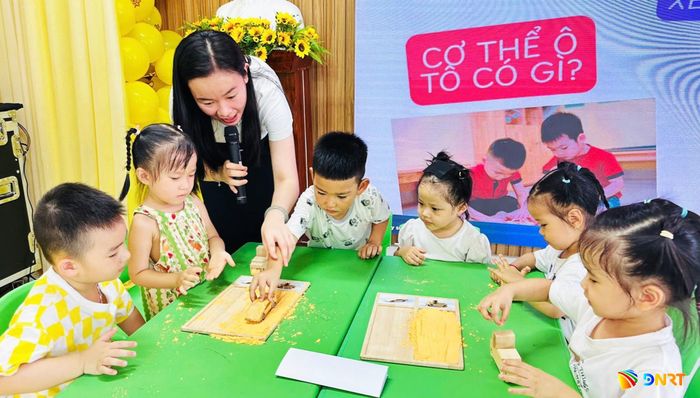 Năm học 2025 - 2026, ngành giáo dục đột phá về tỷ lệ đạt chuẩn đào tạo của giáo viên. TRONG ẢNH: Cô và trò Trường Mầm non Bình Minh (phường Hải Châu) trong một giờ học sáng tạo. Ảnh: NGỌC HÀ
