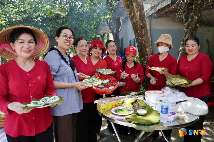 Làng Thái Chấn Sơn phục vụ các món ăn truyền thống cho du khách. Ảnh: XUÂN TRINH