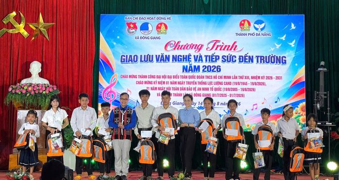 Trao quà cho học sinh có hoàn cảnh khó khăn. Ảnh: ĐVCC
