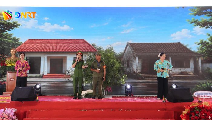 Sân khấu hóa tiểu phẩm “Bức tường nghĩa tình” tại ngày hội. Ảnh: KHÁNH NGÂN