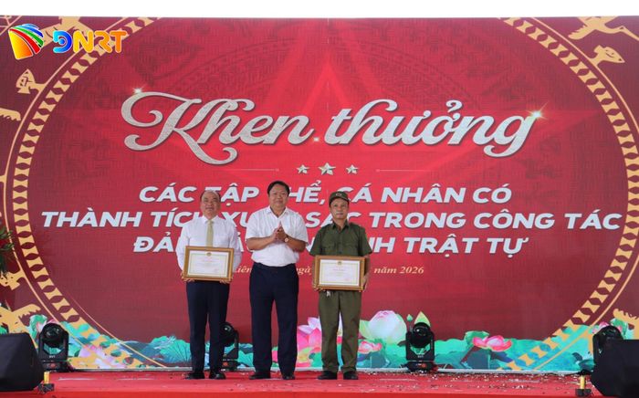 Phó Trưởng ban Thường trực Ban Nội chính Thành ủy Trần Công Thành (giữa) trao bằng khen của Chủ tịch UBND thành phố cho 2 cá nhân có thành tích xuất sắc trong phong trào toàn dân bảo vệ an ninh Tổ quốc. Ảnh: KHÁNH NGÂN