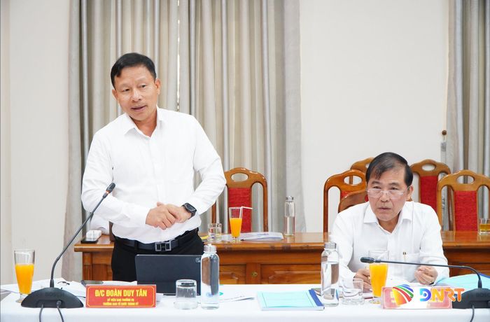 Trưởng ban Tổ chức Thành ủy Đoàn Duy Tân (bên trái) phát biểu, trao đổi những nội dung đoàn kiểm tra quan tâm. Ảnh: VINH ANH