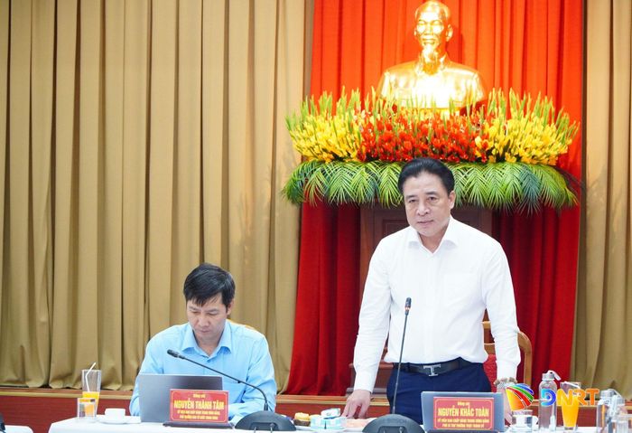 Phó Bí thư Thường trực Thành ủy Nguyễn Khắc Toàn (bên phải) phát biểu tại buổi làm việc. Ảnh: VINH ANH