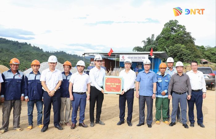 Chủ tịch UBND thành phố Nguyễn Mạnh Hùng (thứ 6, phải sang) tặng quà các đơn vị thi công Dự án Cải tạo, nâng cấp Quốc lộ 14D đoạn qua xã Bến Giằng. Ảnh: NGỌC PHÚ