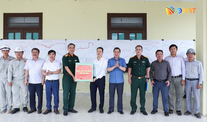 Chủ tịch UBND thành phố Nguyễn Mạnh Hùng (thứ 6, bên trái sang) tặng quà đơn vị thi công Dự án Cải tạo, nâng cấp Quốc lộ 14D đoạn qua xã La Dêê. Ảnh: NGỌC PHÚ