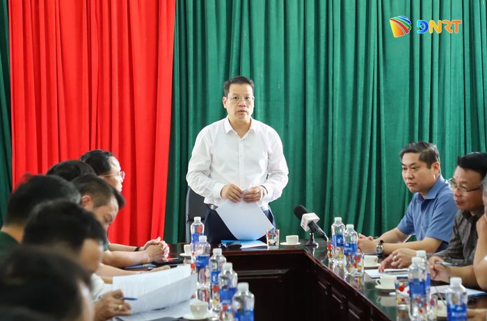 Chủ tịch UBND thành phố Nguyễn Mạnh Hùng làm việc với Chủ đầu tư dự án và các đơn vị thi công Dự án Cải tạo, nâng cấp Quốc lộ 14D đoạn qua xã La Dêê. Ảnh: NGỌC PHÚ