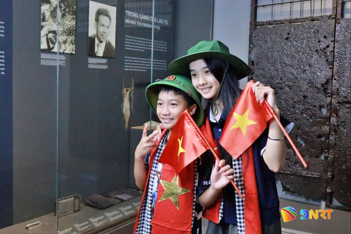 Thế hệ trẻ chụp ảnh lưu niệm tại Bảo tàng Đà Nẵng. Ảnh: LÂM VIÊN - TÚ UYÊN