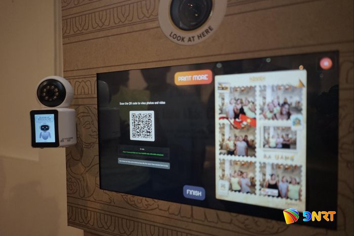 Máy photobooth tích hợp QR code để du khách tải ảnh về điện thoại sau khi chụp. Ảnh: LÂM VIÊN - TÚ UYÊN