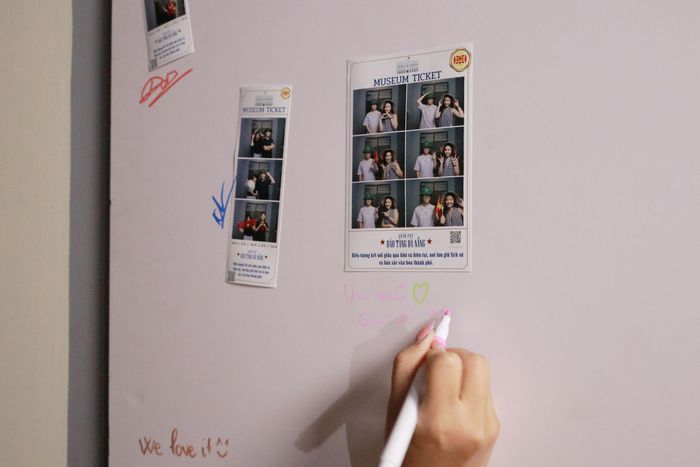 Du khách chụp ảnh với máy photobooth tại Bảo tàng Đà Nẵng. Ảnh: Đơn vị cung cấp