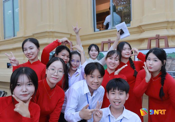 Du khách chụp ảnh trực tiếp từ máy photobooth. Ảnh: LÂM VIÊN - TÚ UYÊN