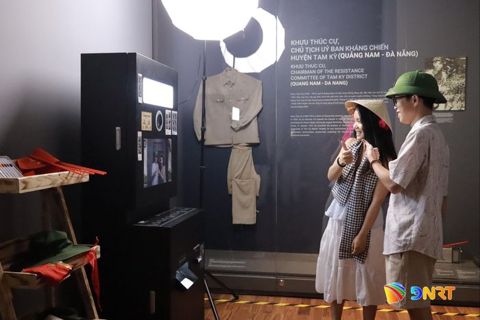 Du khách chụp ảnh với máy photobooth tại Bảo tàng Đà Nẵng. Ảnh: Đơn vị cung cấp