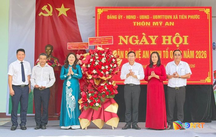 Phó Chủ tịch Thường trực Ủy ban MTTQ Việt Nam thành phố Nguyễn Thị Thu Lan (thứ 3, từ trái sang) tặng hoa chúc mừng ngày hội. Ảnh: HƯNG PHƯƠNG