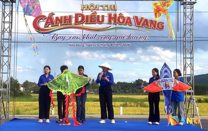 Các đội thuyết minh ý tưởng thiết kế và ý nghĩa của mẫu diều. Ảnh: KHÁNH LINH