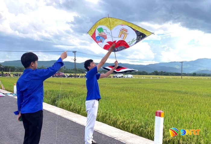 Trình diễn kỹ năng đưa diều lên cao. Ảnh: KHÁNH LINH