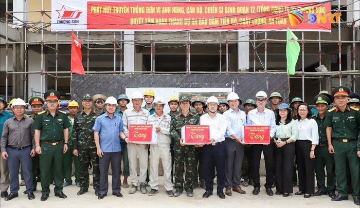 Chủ tịch UBND thành phố Nguyễn Mạnh Hùng tặng quà các đơn vị thi công Trường Phổ thông nội trú liên cấp Tiểu học và THCS La Êê. Ảnh: NGỌC PHÚ