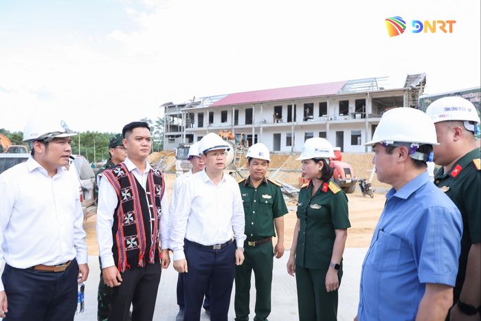 Chủ tịch UBND thành phố Nguyễn Mạnh Hùng yêu cầu các đơn vị thi công đẩy nhanh tiến độ, ưu tiên các khối lớp học, công trình thiết yếu để phục vụ năm học mới. Ảnh: NGỌC PHÚ