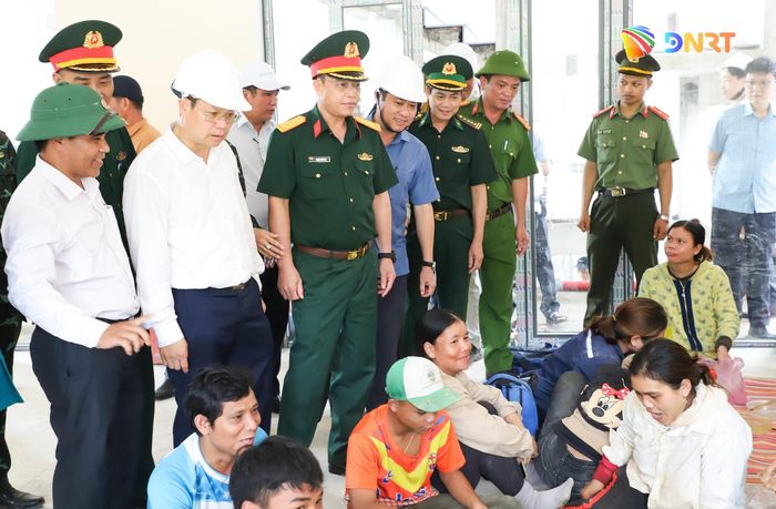 Chủ tịch UBND thành phố Nguyễn Mạnh Hùng động viên phụ huynh đang thực hiện công tác vệ sinh phòng học tại Trường Phổ thông nội trú liên cấp Tiểu học và THCS La Êê. Ảnh: NGỌC PHÚ