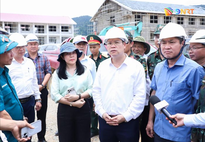 Chủ tịch UBND thành phố Nguyễn Mạnh Hùng kiểm tra tiến độ xây dựng, công tác chuẩn bị năm học mới tại Trường Phổ thông nội trú liên cấp Tiểu học và THCS La Êê. Ảnh: NGỌC PHÚ