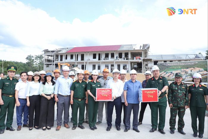 Chủ tịch UBND thành phố Nguyễn Mạnh Hùng và Phó Chủ tịch UBND thành phố Phan Thái Bình tặng quà cho các đơn vị thi công. Ảnh: NGỌC PHÚ
