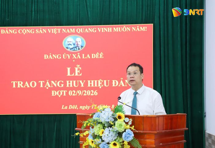 Chủ tịch UBND thành phố Nguyễn Mạnh Hùng phát biểu tại lễ trao Huy hiệu Đảng. Ảnh: NGỌC PHÚ