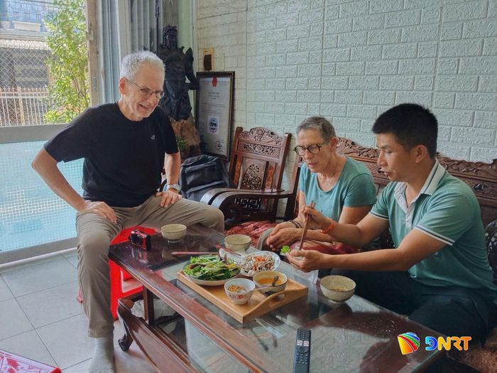 Du khách trải nghiệm đặc sản làng chài Nam Ô. Ảnh: KHÔI NGUYÊN