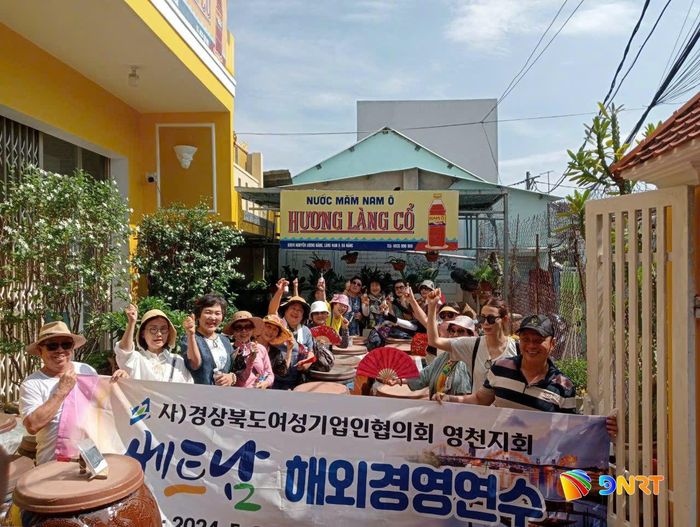 Du khách tham quan, trải nghiệm nghề làm nước mắm Nam Ô tại cơ sở Hương Làng Cổ. Ảnh: KHÔI NGUYÊN