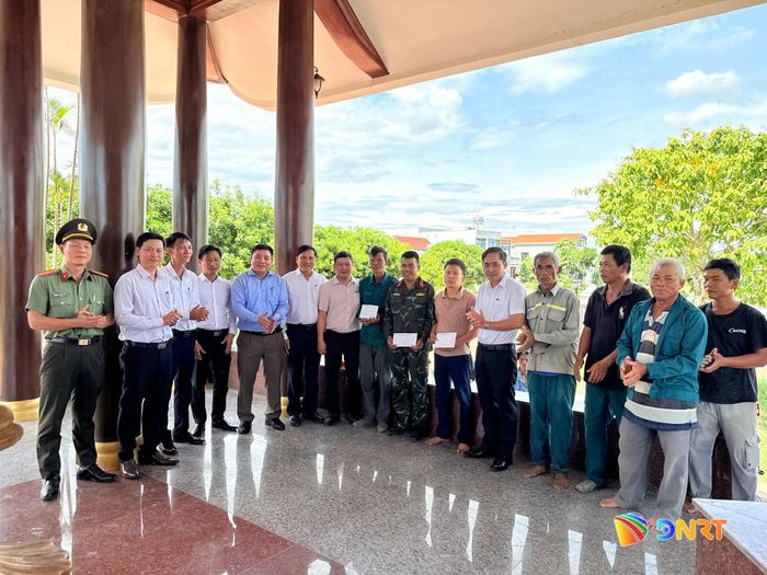 Lãnh đạo xã Duy Nghĩa tặng quà tổ công tác và các lực lượng hoàn thành Chiến dịch 500 ngày đêm tại địa phương. Ảnh: TUYẾT MAI