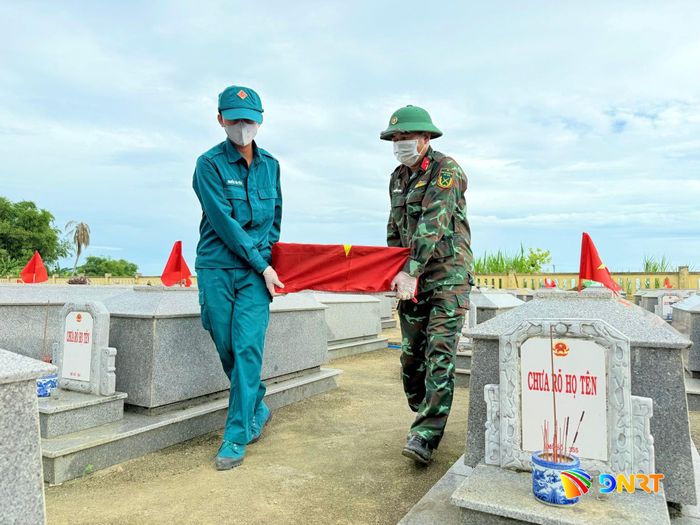 Ban Chỉ huy Quân sự xã Duy Nghĩa thực hiện công việc thận trọng trên hành trình tìm lại tên cho các liệt sĩ. Ảnh: TUYẾT MAI
