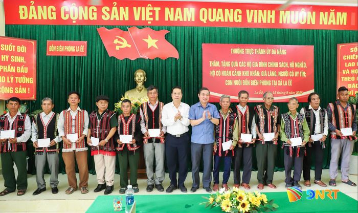 Lãnh đạo thành phố trao quà cho các già làng, người có uy tín tại xã La Êê. Ảnh: NGỌC PHÚ