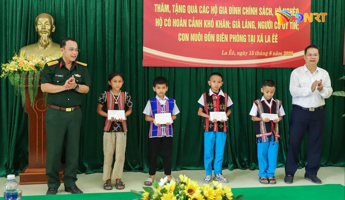 Chủ tịch UBND thành phố Nguyễn Mạnh Hùng (bên phải, ngoài cùng) và Đại tá Trần Hữu Ích, Chỉ huy trưởng Bộ Chỉ huy Quân sự thành phố tặng quà cho các cháu là "Con nuôi đồn biên phòng" xã La Êê. Ảnh: NGỌC PHÚ
