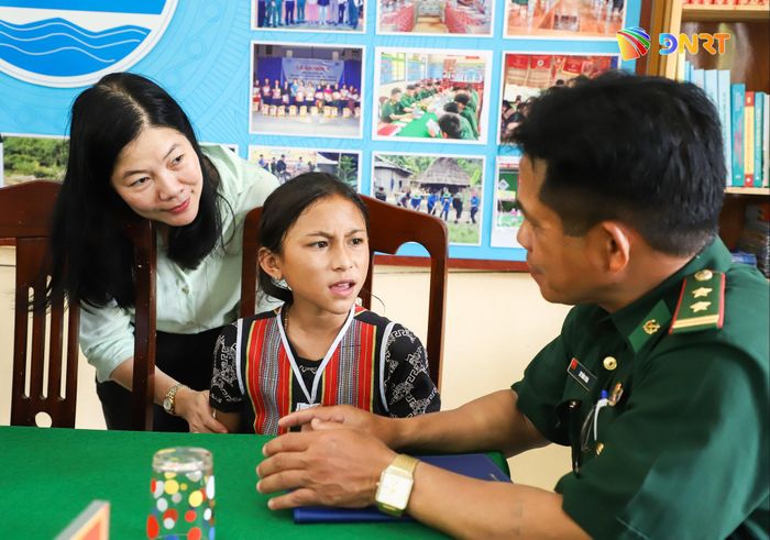 Giám đốc Sở Giáo dục và Đào tạo thành phố Lê Thị Bích Thuận (bên trái) thăm hỏi, động viên các em. Ảnh: NGỌC PHÚ