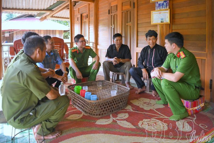 Cán bộ, chiến sĩ Công an xã Nậm Kè gần dân, sát việc, giữ vững an ninh cơ sở. Ảnh: Mai Giáp
