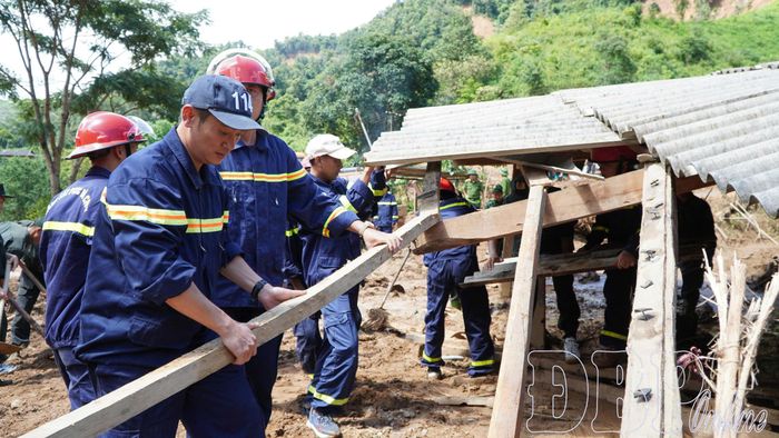 Cán bộ, chiến sĩ Công an Điện Biên hỗ trợ người dân xã Xa Dung di chuyển nhà ở bị ảnh hưởng bởi thiên tai năm 2025.