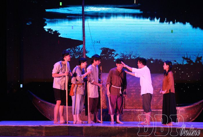 Các diễn viên của Nhà hát Kịch CAND biểu diễn "Con đò của mẹ" phục vụ khán giả tại Điện Biên.