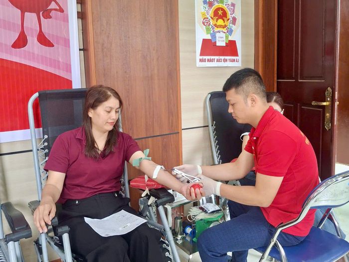 Tình nguyện viên tham gia hiến máu tại chương trình.