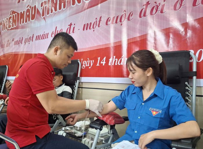 Đoàn viên thanh niên hiến máu tình nguyện.