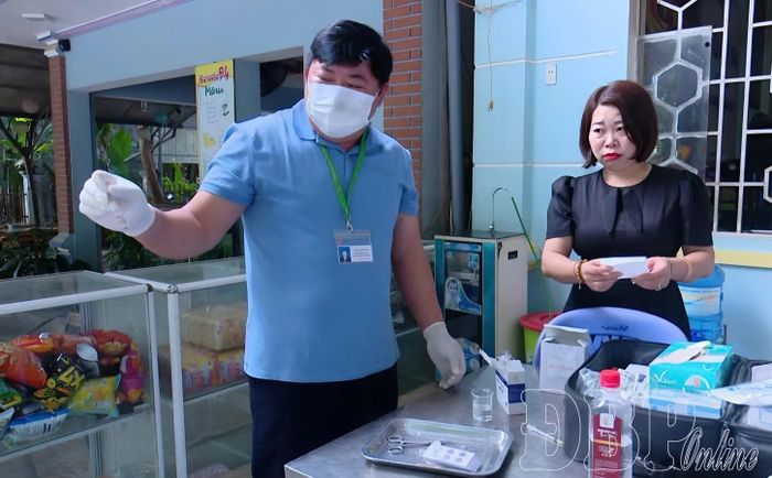 Cơ quan chức năng test nhanh hàm lượng methanol trong mẫu rượu tại cơ sở kinh doanh ăn uống xã Mường Ảng.