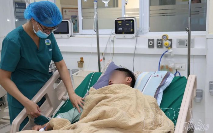 Một trường hợp cấp cứu tại Bệnh viện Đa khoa tỉnh liên quan đến việc sử dụng rượu. Ảnh: CTV