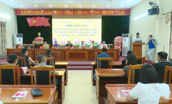 Phiên đấu giá 11 thửa đất trên địa bàn xã Mường Ảng. (ảnh: C.T.V)