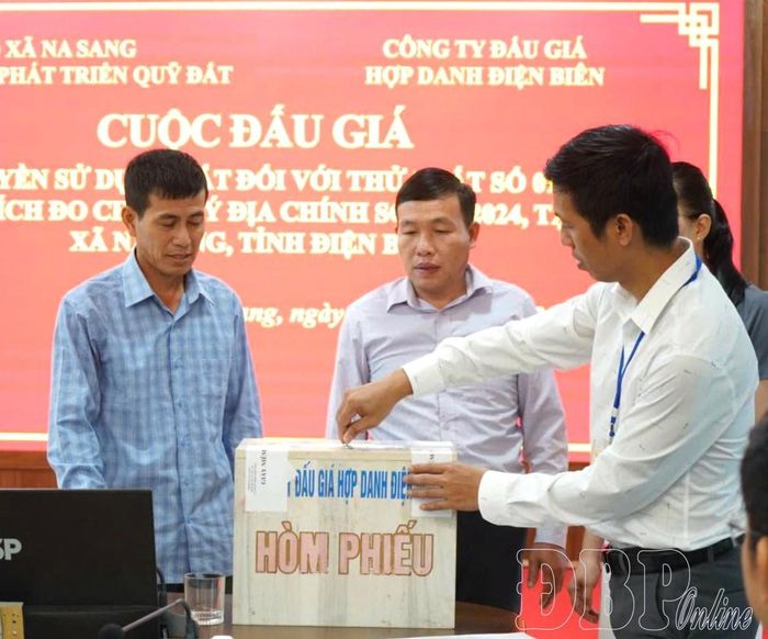 Đại diện địa phương và cơ quan chuyên môn kiểm tra thùng phiếu trong đấu giá quyền sử dụng đất theo quy định.