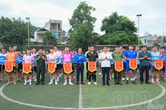 Ban Tổ chức trao cờ lưu niệm cho các đoàn về tham dự giải.