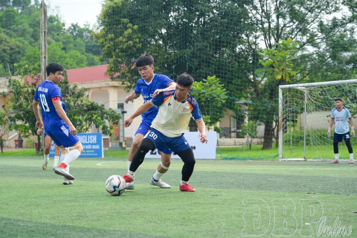 Ngay sau lễ khai mạc, tại Sân bóng Ta Pô diễn ra trận thi đấu giữa 2 đội: Đoàn xã Pu Nhi và Công ty TNHH Đá Lam Sơn. 