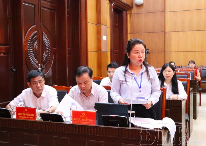Lãnh đạo Sở Giáo dục và Đào tạo báo cáo tình hình thực hiện nhiệm vụ của ngành trong những tháng đầu năm.