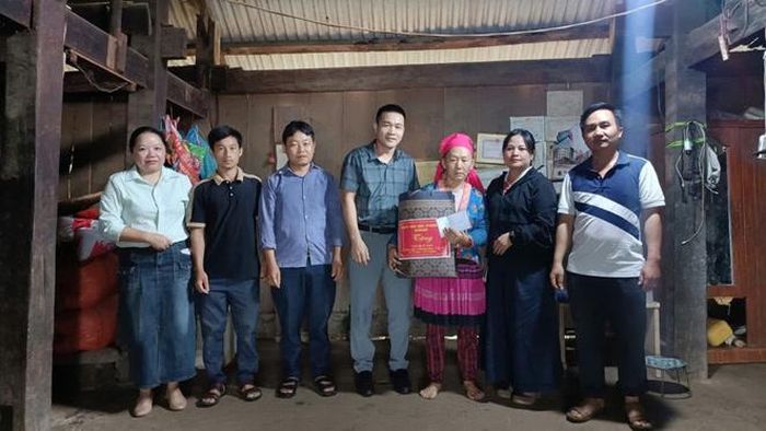 Đồng chí Đoàn Xuân Trường, Phó Bí thư Thường trực Đảng ủy xã Sín Chải thăm gia đình chính sách.