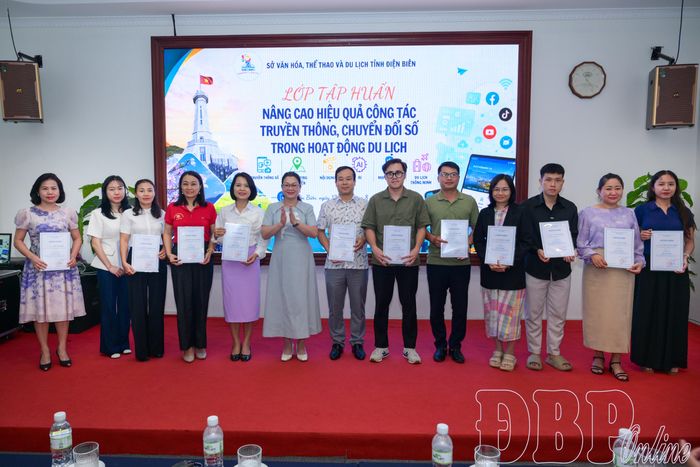 Phó Giám đốc Sở Văn hóa, Thể thao và Du lịch Nguyễn Thị Thanh Chuyên trao chứng nhận hoàn thành lớp tập huấn cho các học viên.